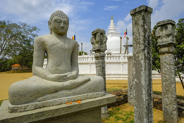 Anuradhapura Sri Lanka Luty 2020 Posąg Buddy Buddyjskiej Stupie Thuparama — Zdjęcie stockowe