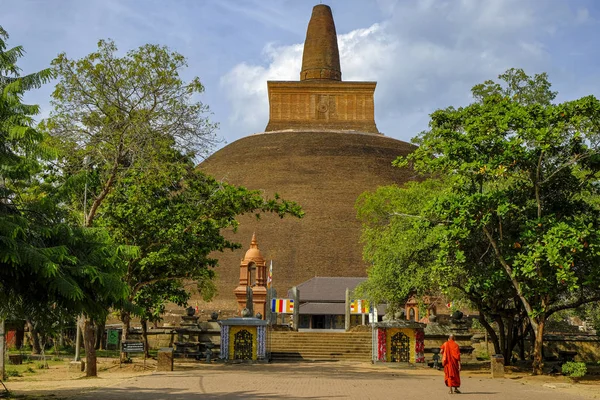 Anuradhapura Sri Lanka February 2020 Monk Visiting Buddhist Stupa Abhayagiri — Stock Photo, Image