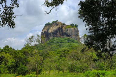 Sigiriya, Sri Lanka 'daki Sigirya Aslan Kayası kalesi.