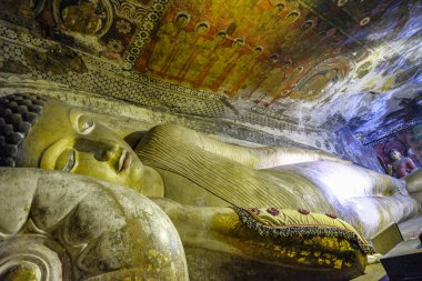 Dambulla, Sri Lanka - Şubat 2020: Dambulla mağara tapınağı içindeki Buda heykeli 8 Şubat 2020 'de Dambulla, Sri Lanka' da. Mağara I Devaraja Viharaya. Heykeller ve resimler içeren 5 mağaraya büyük ilgi çekiyorlar..