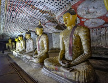 Dambulla, Sri Lanka - Şubat 2020: Dambulla mağara tapınağı içindeki Buda heykeli 8 Şubat 2020 'de Dambulla, Sri Lanka' da. Mağara I Maharaja Viharaya. Heykeller ve resimler içeren 5 mağaraya büyük ilgi çekiyorlar..