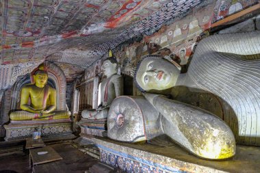 Dambulla, Sri Lanka - Şubat 2020: Dambulla mağara tapınağı içindeki Buda heykeli 8 Şubat 2020 'de Dambulla, Sri Lanka' da. Mağara I Maharaja Viharaya. Heykeller ve resimler içeren 5 mağaraya büyük ilgi çekiyorlar..