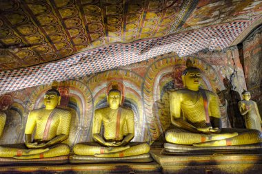 Dambulla, Sri Lanka - Şubat 2020: Dambulla mağara tapınağı içindeki Buda heykeli 8 Şubat 2020 'de Dambulla, Sri Lanka' da. Maha Alut Viharaya Mağarası. Heykeller ve resimler içeren 5 mağaraya büyük ilgi çekiyorlar..