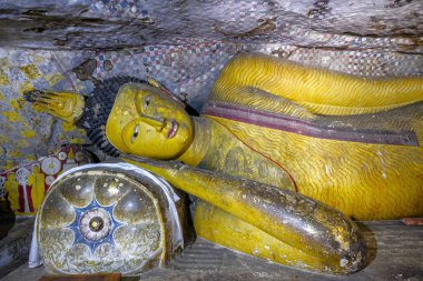 Dambulla, Sri Lanka - Şubat 2020: Dambulla mağara tapınağı içindeki Buda heykeli 8 Şubat 2020 'de Dambulla, Sri Lanka' da. 5. Mağara Devana Alut Viharaya. Heykeller ve resimler içeren 5 mağaraya büyük ilgi çekiyorlar..