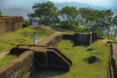 Sigiriya, Sri Lanka - Şubat 2020: Sigirya Kayası 'nı 9 Şubat 2020' de ziyaret eden insanlar.