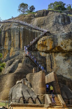 Sigiriya, Sri Lanka - Şubat 2020: Sigirya Kayası 'nı 9 Şubat 2020' de ziyaret eden insanlar.