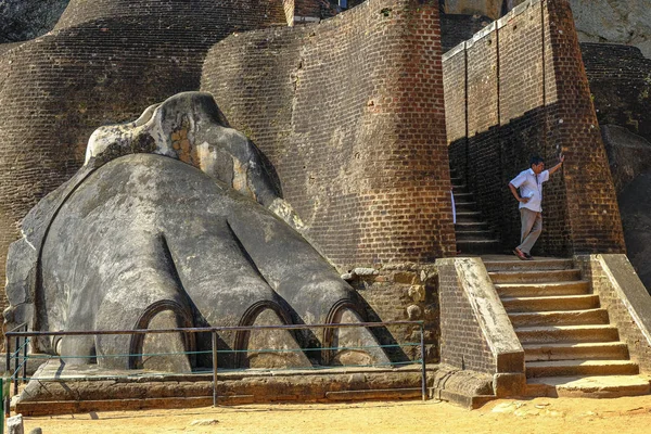 2018 스리랑카의 시기리야 Sigiriya 2020 사람들 시기리야 Sigiriya 요새를 방문했다 — 스톡 사진