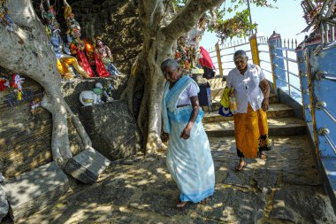 Trincomalee, Sri Lanka - Şubat 2020: Kandasamy Kovil Hidu tapınağını ziyaret eden kadınlar 16 Şubat 2020 'de Trincomalee, Sri Lanka.