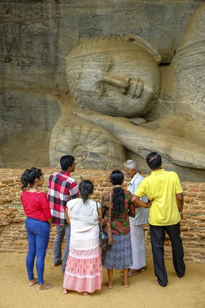 Polonnaruwa Sri Lanka Februari 2020 Toeristen Bezoeken Boeddhabeelden Gal Vihara — Stockfoto