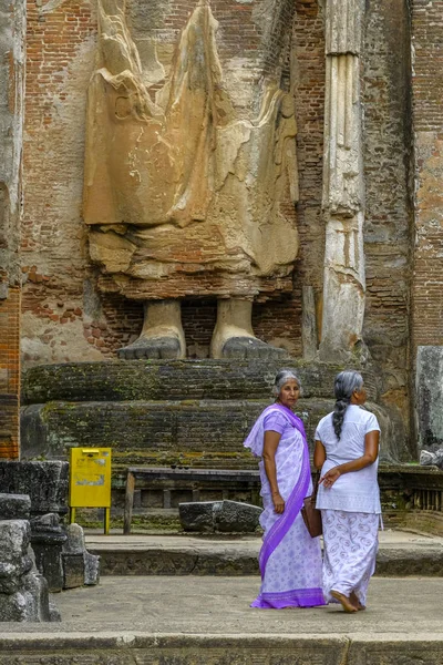 斯里兰卡Polonnaruwa 2020年2月 2020年2月12日在斯里兰卡Polonnaruwa参观兰卡提亚佛教寺庙的妇女 — 图库照片