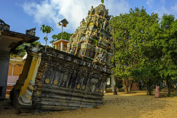 Batticaloa Sri Lanka Fevereiro 2020 Mulher Varrendo Templo Budista Thiruchendur — Fotografia de Stock