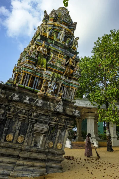 Batticaloa Sri Lanka February 2020 Woman Sweeping Thiruchendur Murugan Alayam — Stock Photo, Image