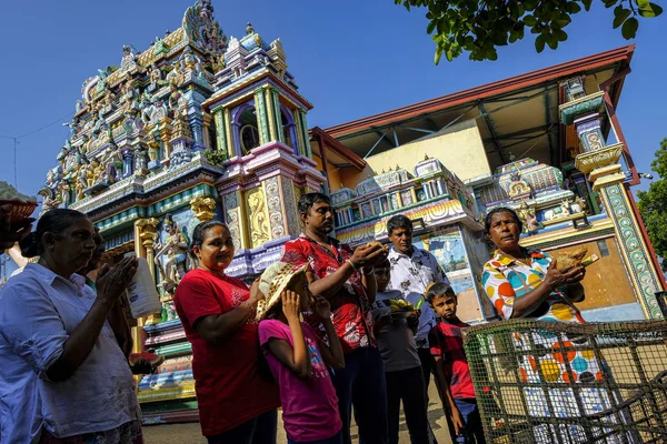 Trincomalee Sri Lanka Fevereiro 2020 Pessoas Fazendo Oferendas Templo Kandasamy — Fotografia de Stock