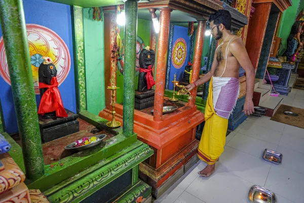 Trincomalee Sri Lanka Februari 2020 Seorang Biksu Menyalakan Lilin Kuil — Stok Foto