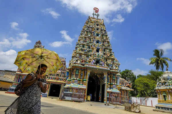Trincomalee Sri Lanka Febrero 2020 Mujer Que Pasa Frente Templo — Foto de Stock