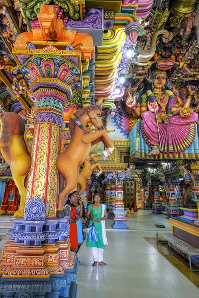 Trincomalee Sri Lanka Febrero 2020 Mujeres Visitando Templo Hindú Kali —  Fotos de Stock