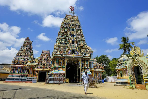 Trincomalee Sri Lanka Febrero 2020 Hombre Saliendo Del Templo Hindú — Foto de Stock