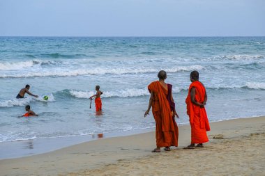 Nilaveli, Sri Lanka - Şubat 2020: Nilaveli sahilinde 18 Şubat 2020 'de oynayan Budist rahipler.