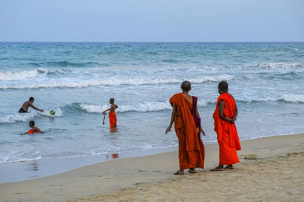 Nilaveli Sri Lanka Febbraio 2020 Monaci Buddisti Giocano Sulla Spiaggia — Foto Stock