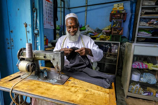 Jaffna Sri Lanka Fevereiro 2020 Alfaiate Trabalhando Mercado Jaffna Fevereiro — Fotografia de Stock