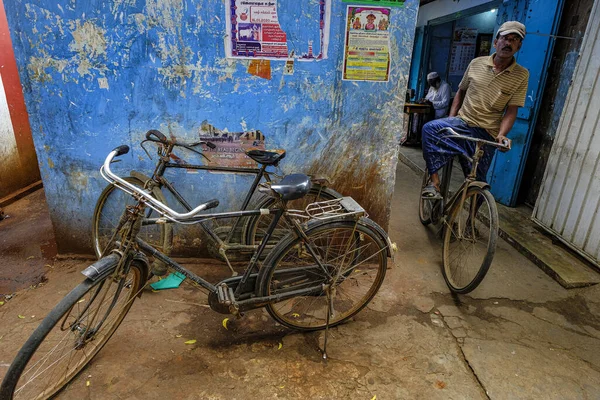 Jaffna Sri Lanka Febrero 2020 Hombre Estacionando Una Bicicleta Mercado —  Fotos de Stock