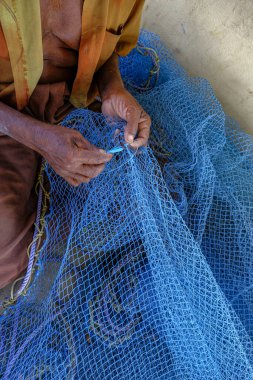 Sri Lanka 'daki Jaffna balıkçılık bölgesinde ağ tamir eden bir adam..