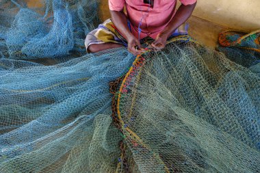 Sri Lanka 'daki Jaffna balıkçılık bölgesinde ağ tamir eden bir adam..