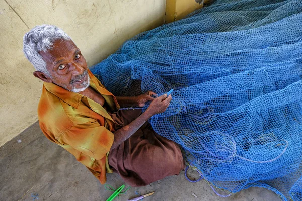 Jaffna Sri Lanka February 2020 Man Repairing Nets Fishing District — Stockfoto