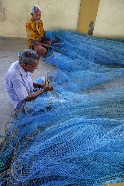 Jaffna Sri Lanka February 2020 Men Repairing Nets Fishing District — Zdjęcie stockowe