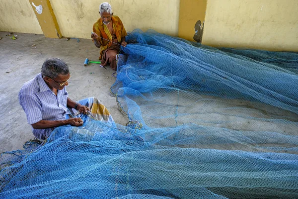Jaffna Sri Lanka February 2020 Men Repairing Nets Fishing District — Φωτογραφία Αρχείου