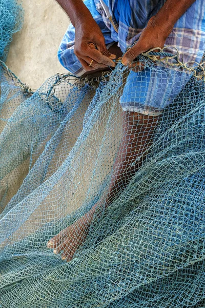 Uomo Che Ripara Reti Nella Zona Pesca Jaffna Nello Sri — Foto Stock
