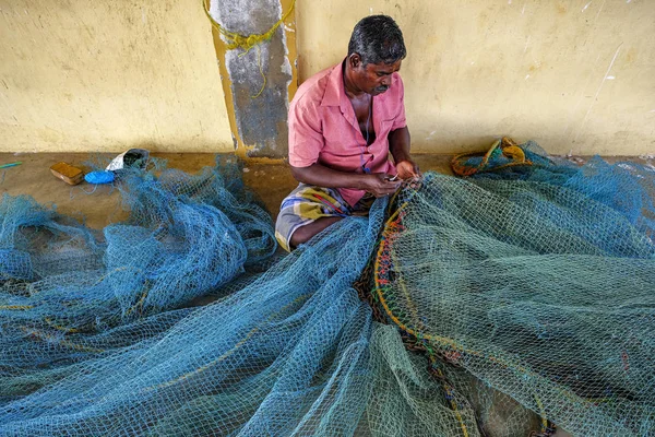 Jaffna Sri Lanka February 2020 Man Repairing Nets Fishing District — Zdjęcie stockowe