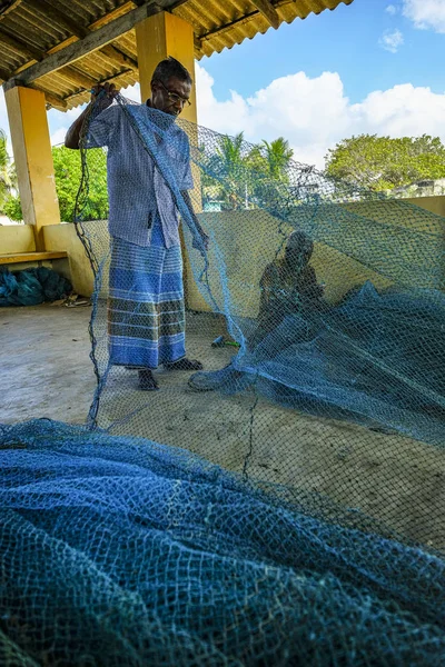 Jaffna Sri Lanka February 2020 Men Repairing Nets Fishing District — Stockfoto