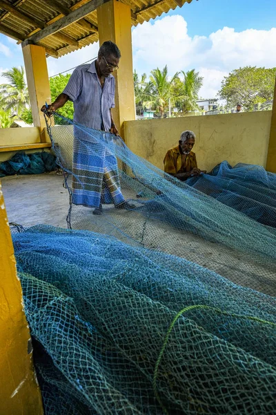 Jaffna Sri Lanka Febrero 2020 Hombres Reparando Redes Distrito Pesquero —  Fotos de Stock