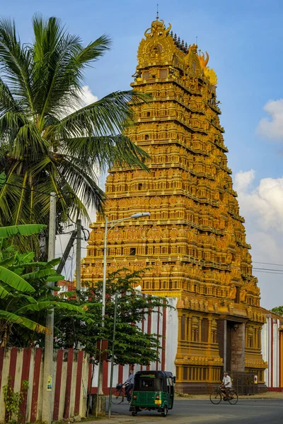 Jaffna Sri Lanka Février 2020 Homme Vélo Devant Temple Hindou — Photo