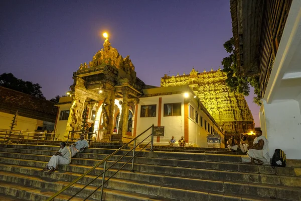 Thiruvananthapuram Índia Março 2020 Pessoas Sentadas Nos Degraus Templo Shri — Fotografia de Stock