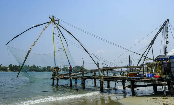 Kochi Indien Mars 2020 Traditionella Kinesiska Fiskenät Stranden Vid Fort — Stockfoto