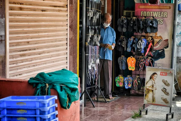 Kochi India May 2020 Людина Маскою Дверях Свого Магазину Під — стокове фото
