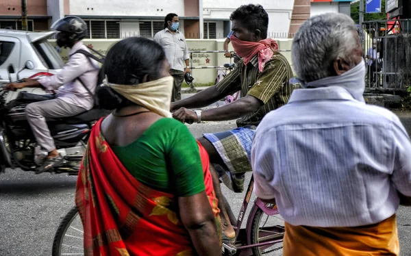 2020年5月 インド 2020年5月22日 インド ケーララ州高知市で発生したコヴィト19型パンデミックの閉じ込め中 路上でマスクをしている人々 ストック写真