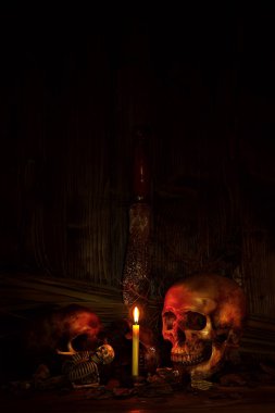 İki kafatası natürmort karanlık sahne bıçak için halloween hemen hemen