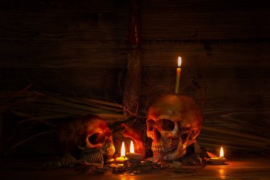 İki kafatası natürmort karanlık sahne bıçak için halloween hemen hemen
