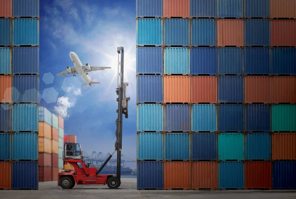 Konteyner işleyicileri do yakınındaki konteyner bahçede çalışıyoruz