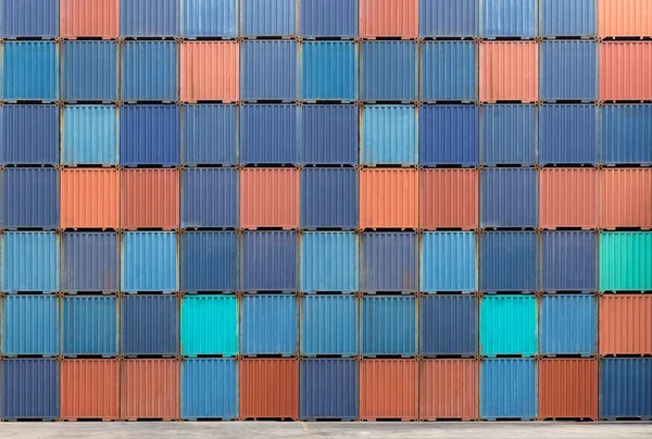 Kargo konteyner bekleme için taşıma kamyonu ile yığını