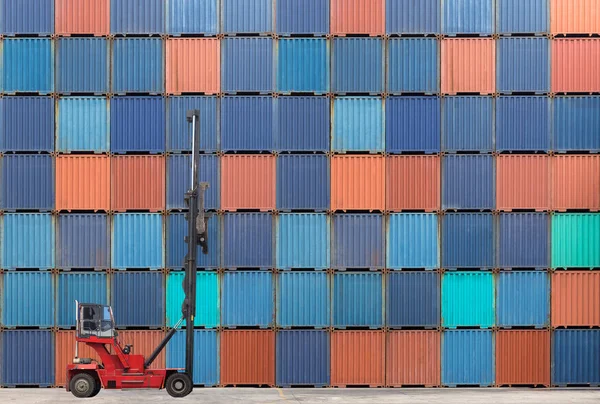 Röd behållare hanterare arbetar flytta container låda i con — Stockfoto