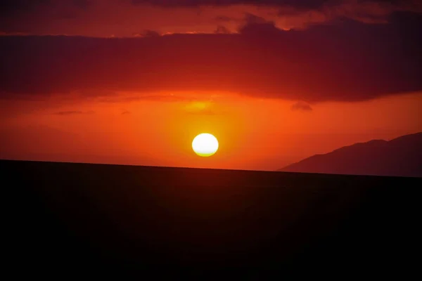 Scarlet Zonsondergang Steppe Met Paarse Wolken — Stockfoto