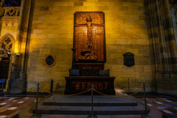 프라하에 비투스 대성당의 십자가 내부에서 바라본 — 스톡 사진
