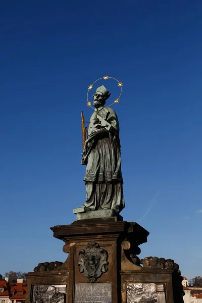 Скульптура Святых Карловом Мосту Праге — стоковое фото