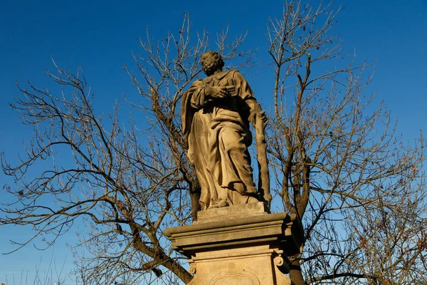 Скульптура Святых Карловом Мосту Праге — стоковое фото