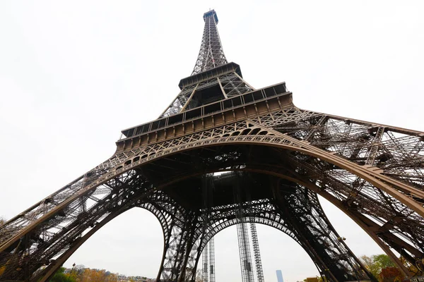 Blick Auf Den Eiffelturm Von Unten — Stockfoto