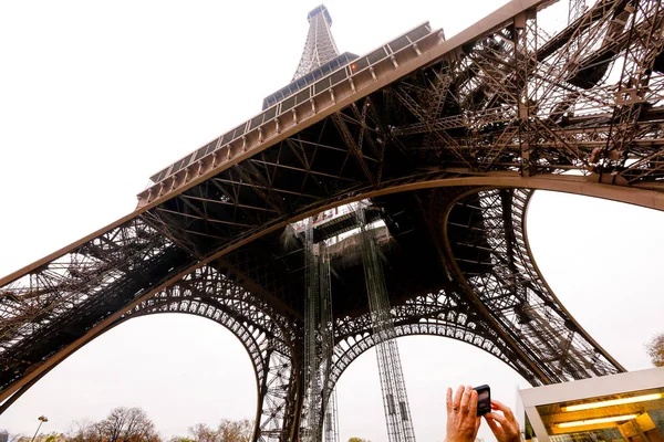 Männerhände Fotografieren Den Eiffelturm Von Unten Mit Dem Handy — Stockfoto